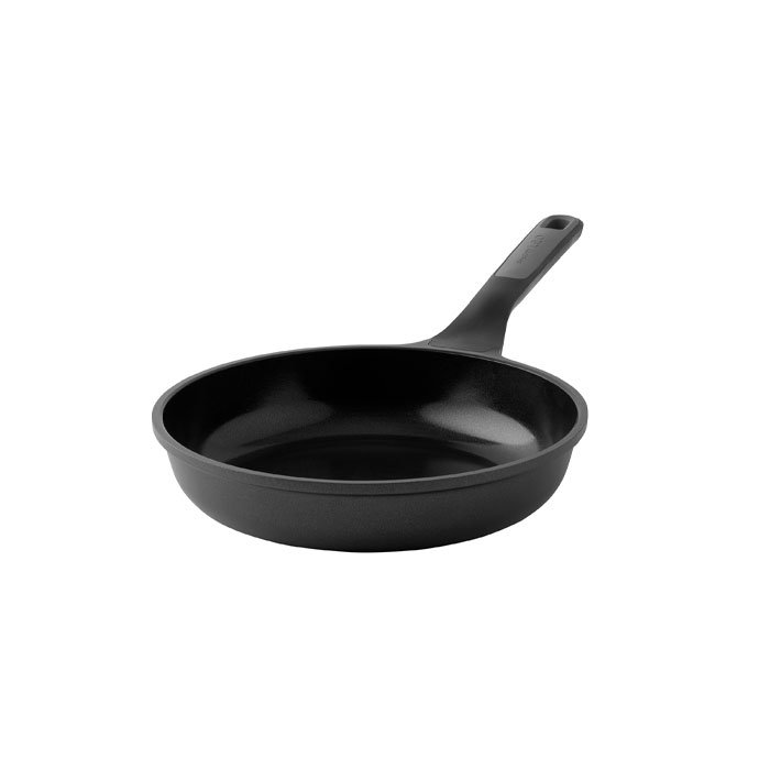 Sartén-Leo-Stone+-de-24cm Sartén antiadherente de aluminio fundido de 10" con revestimiento CeraGreen y equipada con un mango que se mantiene frío para un agarre seguro y cómodo.